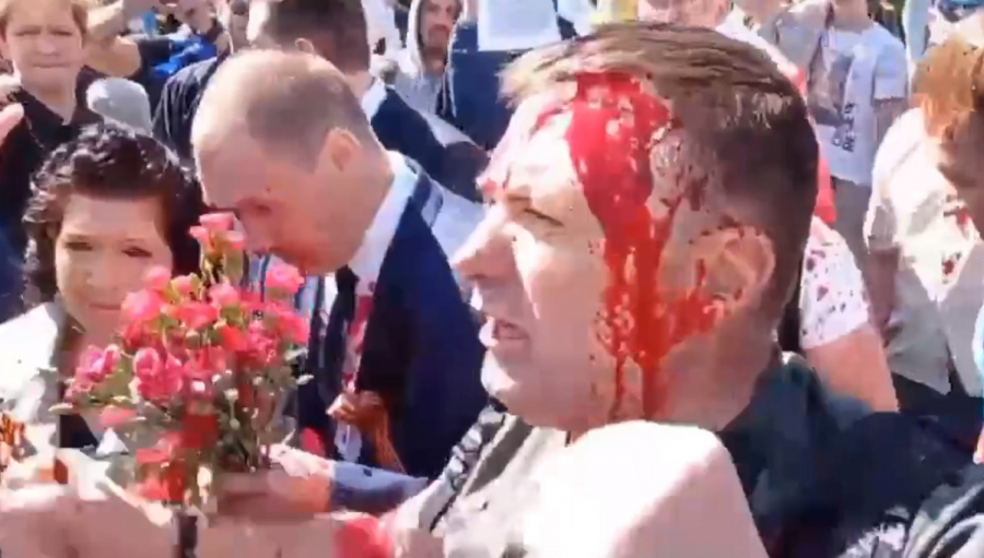 Πολωνία: Έριξαν κόκκινη μπογιά στον Ρώσο Πρεσβευτή και φώναζαν «Φασίστες» (βίντεο)