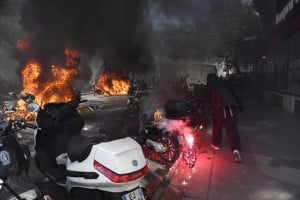Χάος στο Παρίσι πάλι: Άγριες συγκρούσεις, φωτιές και οδοφράγματα με τα «κίτρινα γιλέκα» (vid&amp;pic)