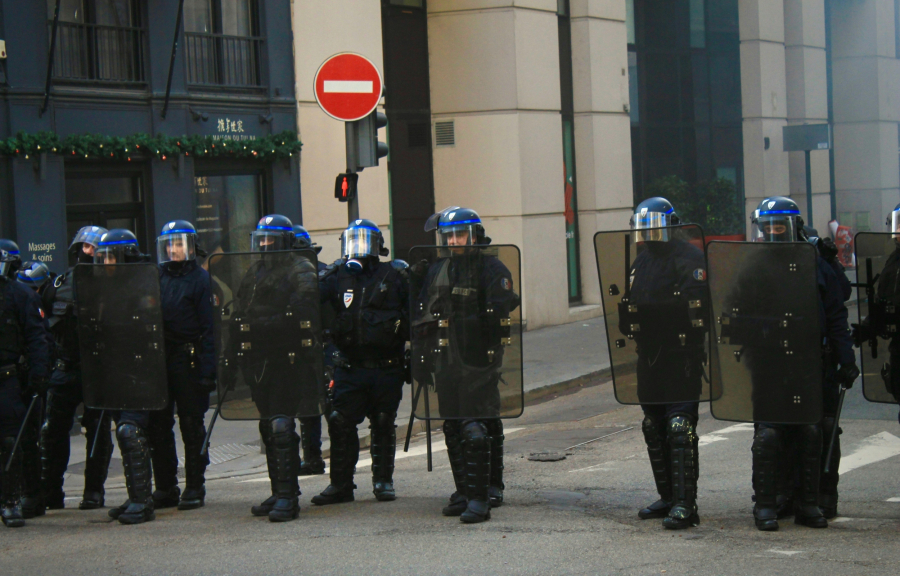 Γαλλία σε κρίση: Υποβαθμίστηκε από τον οίκο αξιολόγησης Fitch