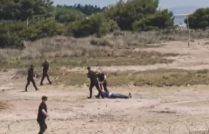 Βίαια επεισόδια στην Αλβανία: Διαμαρτυρία για έργα σε προστατευόμενη παράκτια ζώνη - Τραυματίστηκε Έλληνας, ανησυχία από το ΥΠΕΞ