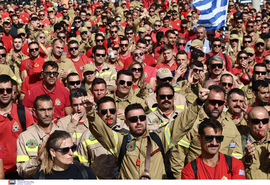 Έξω από το υπουργείο Πολιτικής προστασίας οι εποχικοί πυροσβέστες - Ζητούν να καλυφθούν τα 4.000 κενά