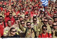 Έξω από το υπουργείο Πολιτικής προστασίας οι εποχικοί πυροσβέστες - Ζητούν να καλυφθούν τα 4.000 κενά