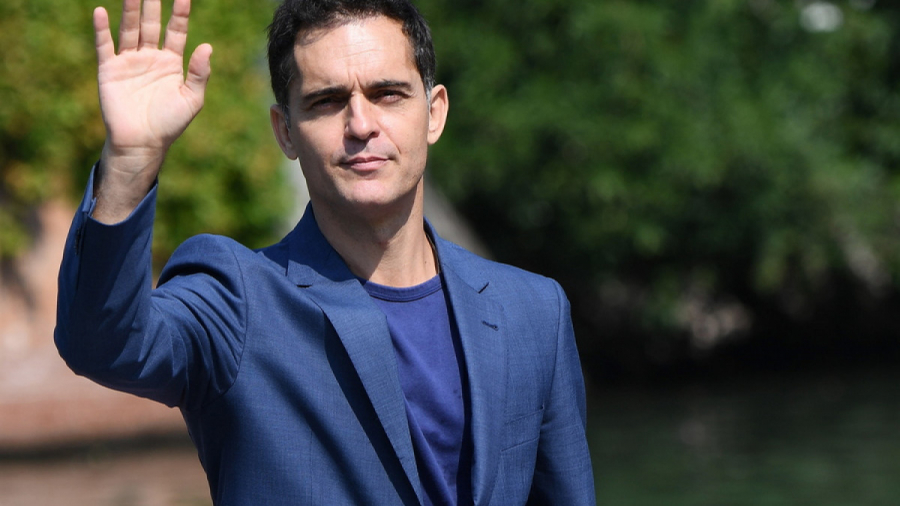 Ο Berlin από το Casa de Papel απαγγέλει στο αρχαίο θέατρο της Μήλου! (βίντεο)