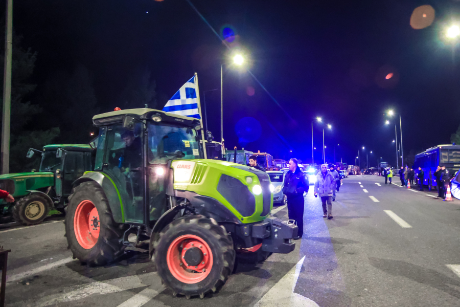 Αγρότες: Πληθαίνουν τα μπλόκα - Στον κόμβο των Μαλγάρων τα τρακτέρ (Βίντεο)