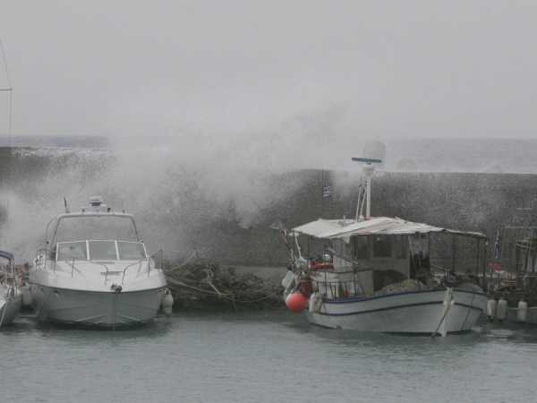 Ομαλοποιούνται σταδιακά τα προβλήματα στα λιμάνια