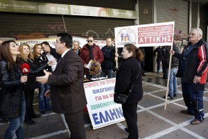 Με ταψί γεμιστά οι τριτεκνοι διαμαρτύρονται για τα οικογενειακά επιδόματα