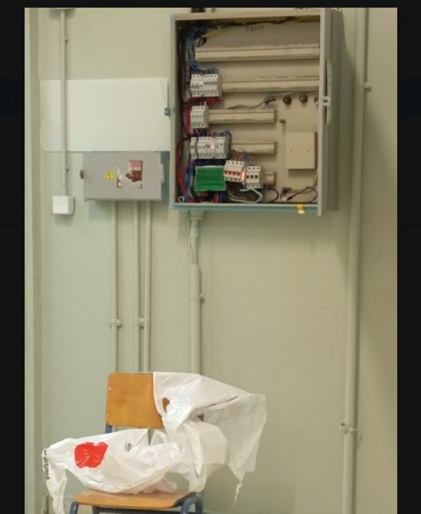 Πειραιάς: Εκκενώθηκαν τα σχολεία της ΣΚΥΠ – Λύματα στους ηλεκτρολογικούς πίνακες και καταγγελίες μαθητών για σπινθήρες (εικόνες)