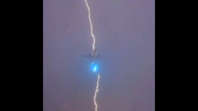 Η συγκλονιστική στιγμή που κεραυνός χτυπά αεροπλάνο στον αέρα