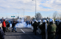 «Μας προπηλάκισαν»: Τι καταγγέλλουν αγρότες και κτηνοτρόφοι - Συλλήψεις και τραυματίες