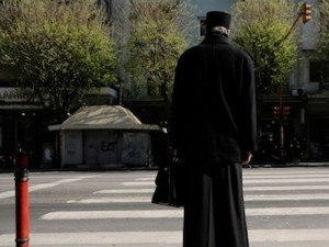 Μαζική προσφυγή κληρικών στη Δικαιοσύνη για επιστροφή δώρων-επιδομάτων