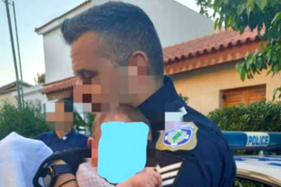 Συγκλονίζει ο αστυνομικός που πήρε αγκαλιά το μωρό στα Γλυκά Νερά: «Ενα κομμάτι από την καρδιά μου...» (βίντεο)