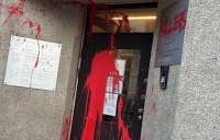 Βρυξέλλες: «Δολοφόνοι» έγραψαν και έριξαν κόκκινη μπογιά στο προξενείο της Πολωνίας (εικόνες)