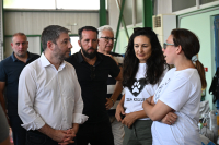 Επίσκεψη Ανδρουλάκη στον σταθμό φιλοξενίας πυρόπληκτων ζώων στα Μέγαρα
