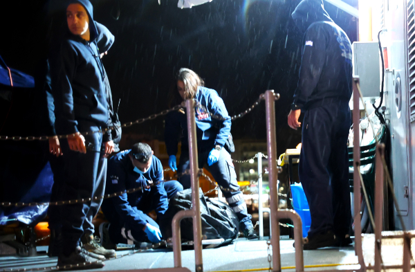 Συνεχίζουν οι έρευνες για τους αγνοούμενους του Raptor, υπό αντίξοες συνθήκες και με λιγοστές ελπίδες