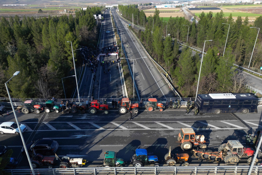 Αγρότες: Κλιμακώνουν τις κινητοποιήσεις και ενισχύουν τα μπλόκα - Τι απαντά η κυβέρνηση