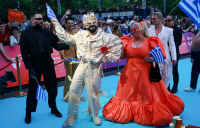 Eurovision 2026: Υπό τους ήχους του «Ζορμπά» εμφανίστηκε ο Akylas στο τιρκουάζ χαλί (βίντεο)