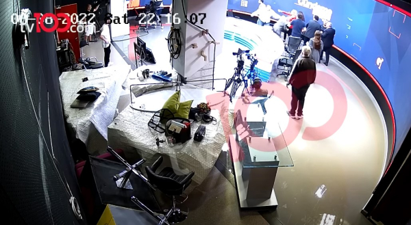 Τουρκία: Βουλευτής και σωματοφύλακας «πλάκωσαν» στο ξύλο δημοσιογράφο on air (βίντεο)