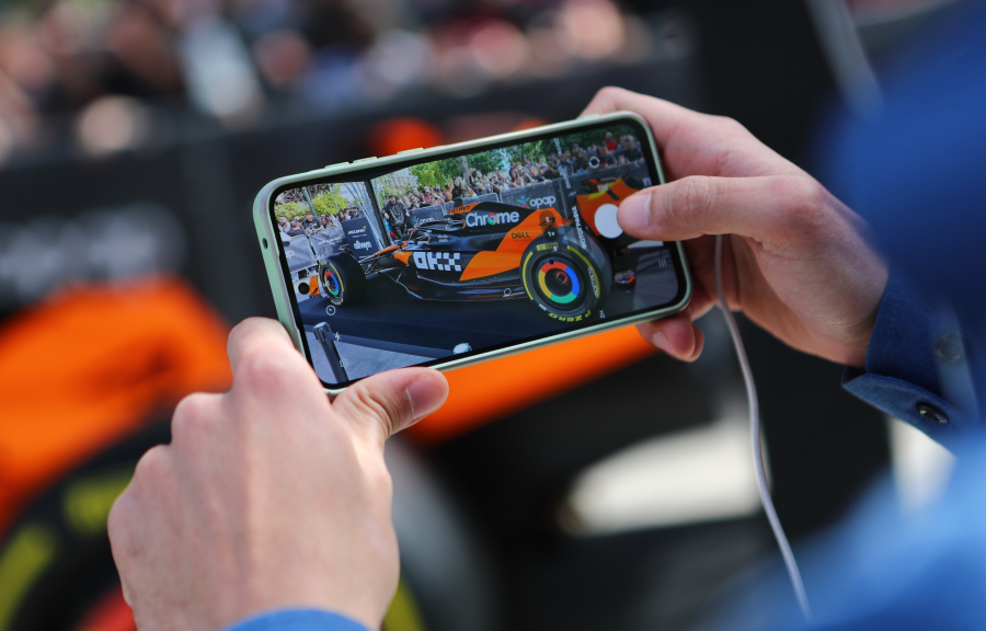 H McLaren MCL39 στο Σύνταγμα: Κόσμος πήγε να δει από κοντά το μονοθέσιο (εικόνες)