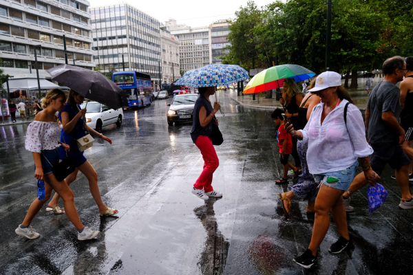 Κακοκαιρία στην Αττική: Καταιγίδα με έντονους κεραυνούς και δυνατό αέρα τώρα στο κέντρο της Αθήνας