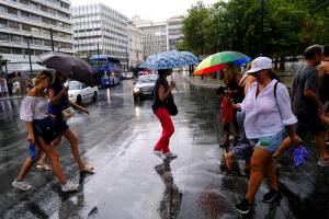 Κακοκαιρία στην Αττική: Καταιγίδα με έντονους κεραυνούς και δυνατό αέρα τώρα στο κέντρο της Αθήνας