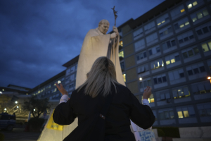 Ελαφρά βελτίωση της υγείας του πάπα Φραγκίσκου: Πρώιμη κάθε κουβέντα για εξιτήριο