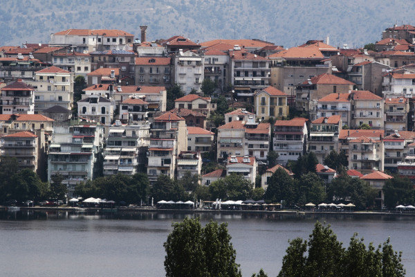 Κορονοϊός: Υγειονομική βόμβα η Καστοριά - Το ταξίδι των γουναράδων στο Μιλάνο και οι καταγγελίες για την διασπορά στην πόλη