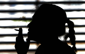Παγκόσμιες πρωταθλήτριες στο κάπνισμα οι έφηβες στην Ευρώπη, «καμπανάκι» από ΠΟΥ