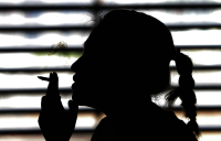 Παγκόσμιες πρωταθλήτριες στο κάπνισμα οι έφηβες στην Ευρώπη, «καμπανάκι» από ΠΟΥ