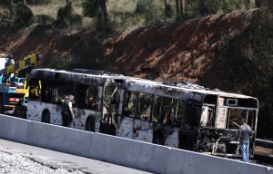 Πανικός για οδηγό λεωφορείου στη Θεσσαλονίκη: Ήταν στον δρόμο και ξαφνικά πήρε φωτιά - Δείτε βίντεο