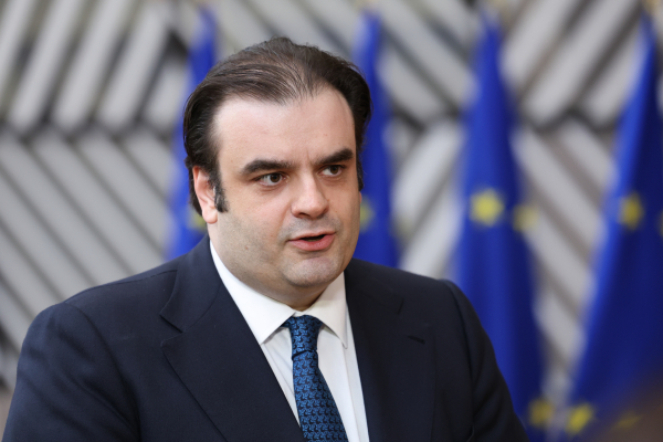 Πιερρακάκης: Στο επίκεντρο του Eurogroup το ευρώ και οι παγκόσμιες μακροοικονομικές ανισορροπίες