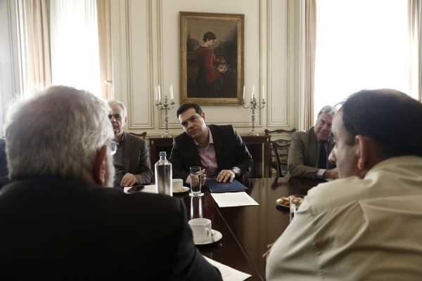 Τσίπρας: Εθνική σύνταξη και «χτίσιμο» εισφορών στους αγρότες