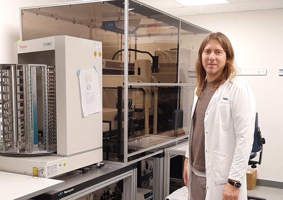 Ο Έλληνας επιστήμονας που εξερευνά τη «σκοτεινή» ύλη του εντέρου μας