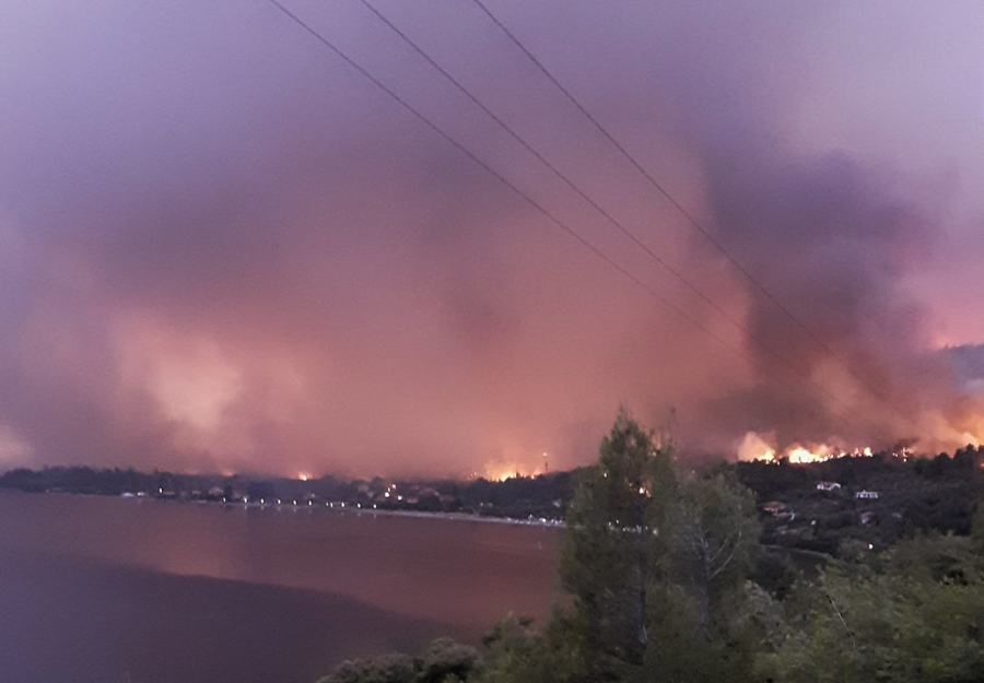 Εύβοια: Όλεθρος στη Λίμνη, αναζωπυρώθηκε η φωτιά - Εχουν καεί 15.000 στρέμματα δάσους και 150 σπίτια, απειλείται και μοναστήρι (βίντεο)
