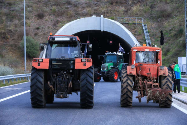 Ποδαρικό με μετωπική σύγκρουση στα μπλόκα - Πρόστιμα στα τρακτέρ και δικογραφίες