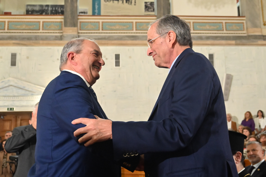 Πυκνώνουν τα εσωκομματικά σύννεφα - Τι σημαίνουν οι βόμβες από Καραμανλή