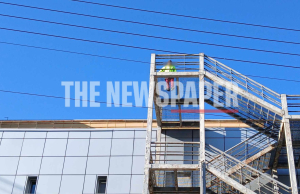 Συναγερμός στο Νοσοκομείο Βόλου: Άνδρας απειλεί να πέσει στο κενό