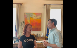 Ο Δούκας συναντήθηκε με εργαζόμενη στην καθαριότητα που βρήκε και παρέδωσε πορτοφόλι (Βίντεο)