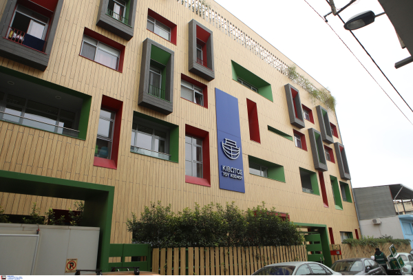 Κιβωτός του Κόσμου: «Μαμά με κλείδωναν σε ένα κλουβί επί ώρες», συγκλονίζει μητέρα τριών παιδιών που φιλοξενήθηκαν στις δομές