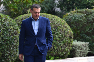 Αλέξης Τσίπρας: Συναντήθηκε με τη νέα γενιά σε καφέ στη Λάρισα (Εικόνες)