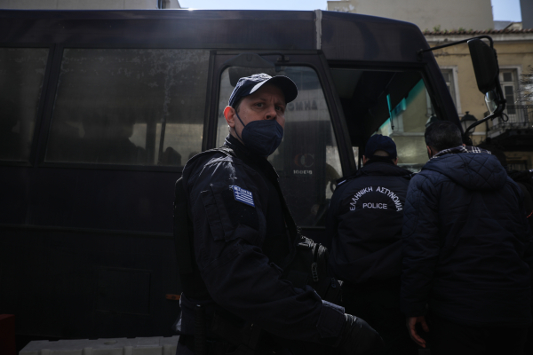 Εξάρθρωση εγκληματικής οργάνωσης για διακίνηση μεταναστών και πλαστά έγγραφα - Πώς λειτουργούσαν και τα ποσά που έπαιρναν