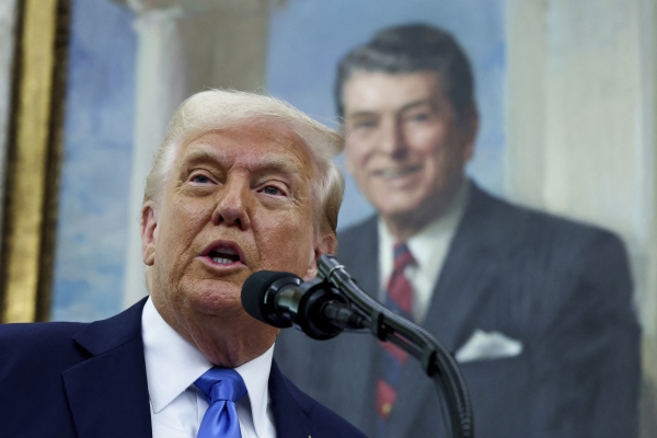 Έφτασε η «Ημέρα της Απελευθέρωσης»: Με κομμένη την ανάσα για τους νέους δασμούς Τραμπ