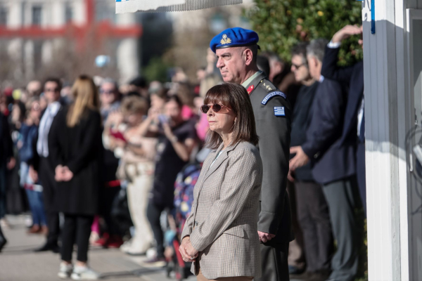 Στο Σύνταγμα για την επίσημη τελετή αλλαγής της Φρουράς στον Άγνωστο Στρατιώτη η Σακελλαροπούλου