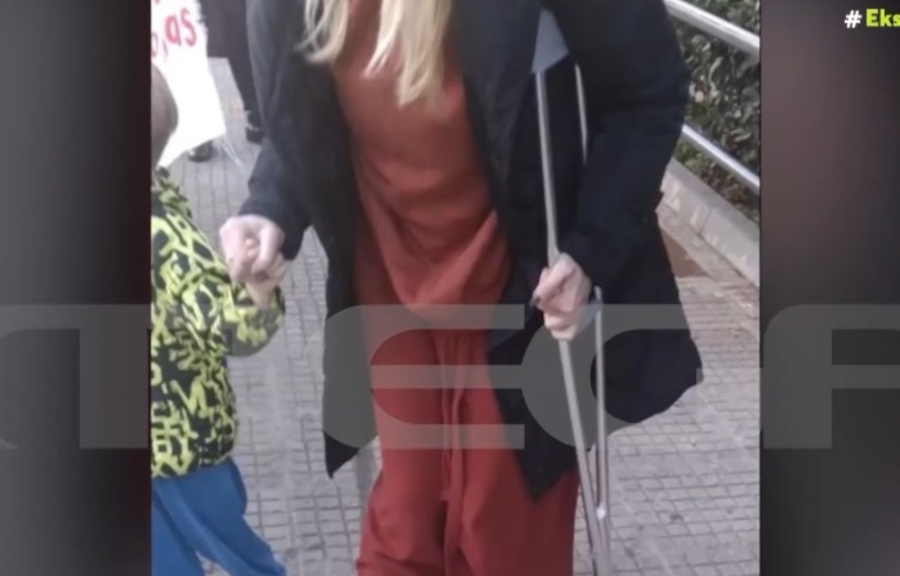 Ζωγράφου: Αναπληρώτρια νηπιαγωγός πήγε στο σχολείο με πατερίτσα - «Ζητάω ίσα δικαιώματα» (βίντεο)