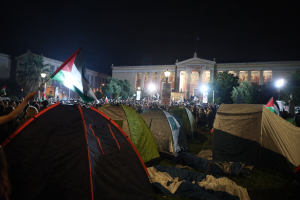 Ολονυχτία φοιτητών υπέρ της Παλαιστίνης σε Αθήνα και Θεσσαλονίκη - Δείτε εικόνες