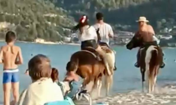 Θάσος: Άλογα ποδοπάτησαν 5χρονο κορίτσι που έπαιζε σε παραλία (Βίντεο)