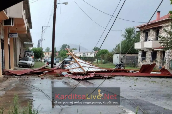 Μπουρίνι ξήλωσε σκεπές και έριξε δέντρα στην Καρδίτσα, περιοχές έμειναν χωρίς ρεύμα (εικόνες)