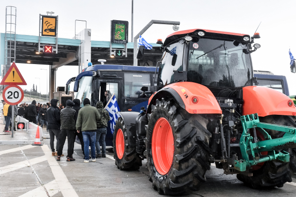 Σκληρό μπρα ντε φερ αγροτών - κυβέρνησης: Ενισχύονται τα μπλόκα από Δευτέρα - «Ο νόμος θα εφαρμοστεί»