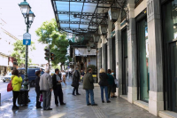 Οι τραπεζικοί υπάλληλοι σε ρόλο «security», θα ελέγχουν τα rapid test, θύελλα αντιδράσεων