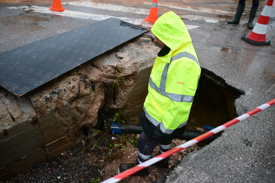 Βυθισμένη στη λάσπη και χωρίς νερό η Μάνδρα: Έσπασε αγωγός ύδρευσης