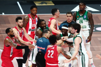 Ένταση στο Παναθηναϊκός- Ολυμπιακός: Ναν και Ντόρσεϊ πιάστηκαν στα χέρια και αποβλήθηκαν (Βίντεο)